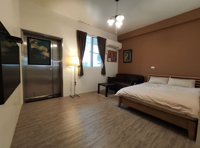 鐵街民宿｜鄰近赤崁樓、台南火車站-鐵一雙人房（可加床為四人房）-1