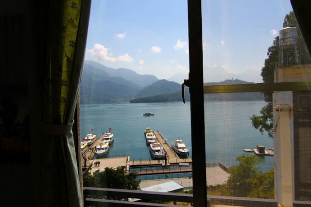 Loft Inn-Lake-View Twin Room-2