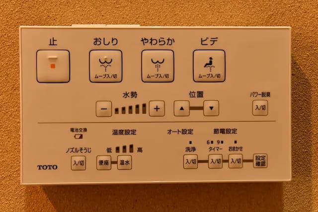 2樓衛生間同樣設有帶洗手設備、溫水洗淨及溫暖馬桶坐墊的免治馬桶