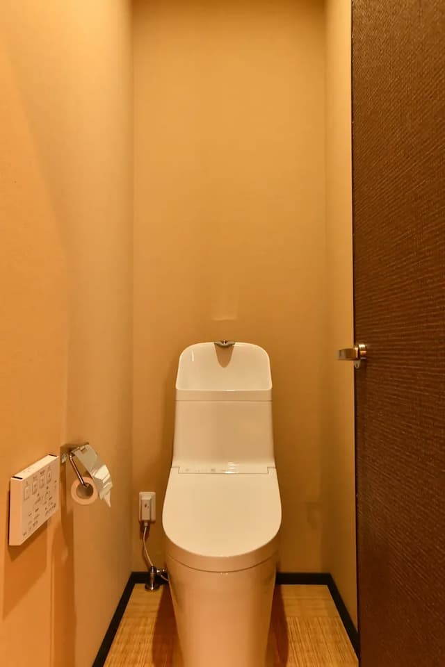 2樓衛生間同樣設有帶洗手設備、溫水洗淨及溫暖馬桶坐墊的免治馬桶