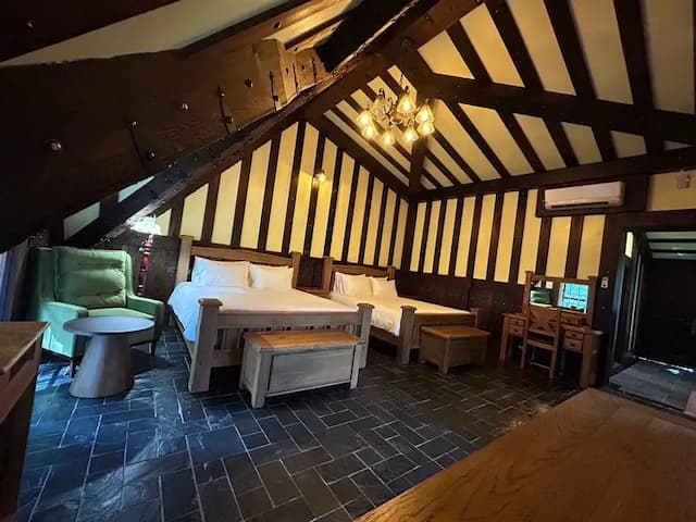 Senboard Manor-Tudor Quadruple Room-7