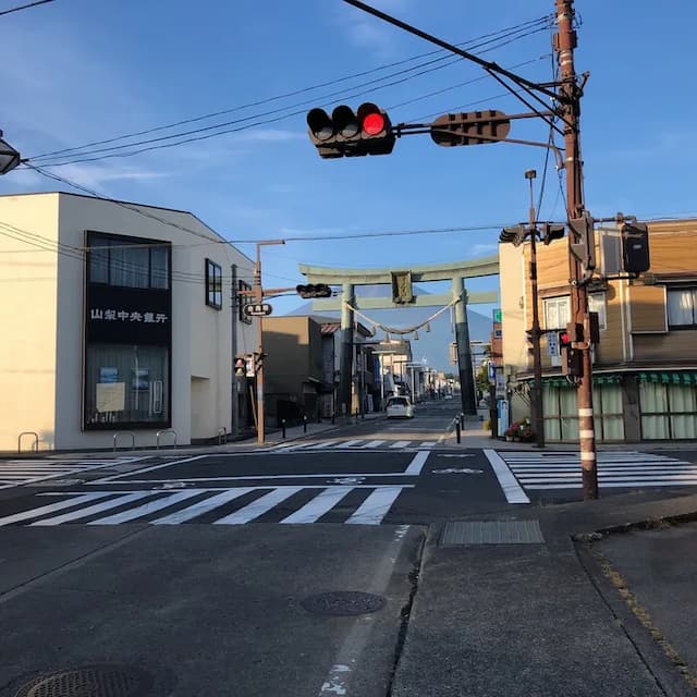 国道をまたぐ鳥居