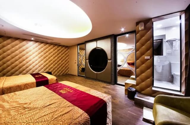 溫莎堡汽車旅館-仁德館-豪華四人房-1