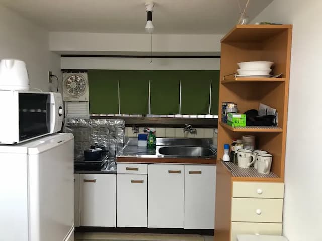 廚房，廚具，冰箱，微波爐，電熱水壺