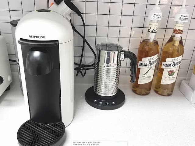 네스프레소 버츄오 플러스와 네스프레소 버츄오 팝, 네스프레소 에어로치노가 구비되어있으며 원두커피머신 등 각종 커피와 차종류가 준비되어있습니다