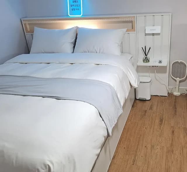 퀸 침대(4인이상 추가매트리스와 이불제공)