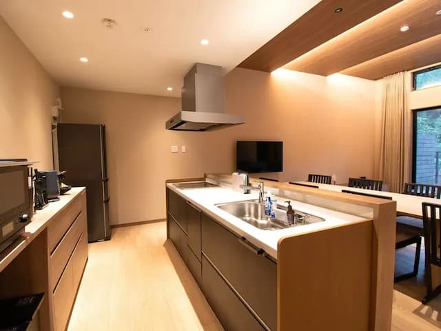 【A01～06（キッチン）】開放感のあるオープンキッチン。窓から外の景色を眺められます