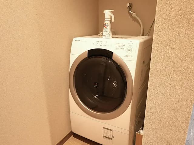 【ドラム式洗濯機】各棟に設置。衣類洗剤も完備しており連泊でも安心