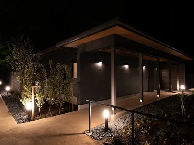 【D01（外観・夜）】平屋建てのプライベートヴィラ。ペットと一緒にお泊りいただけます