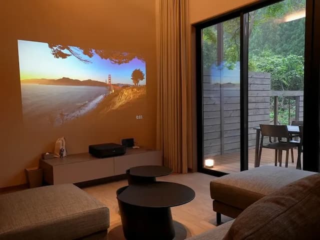 【A09,10（リビング）】プロジェクターを完備。迫力のある映像をお楽しみください