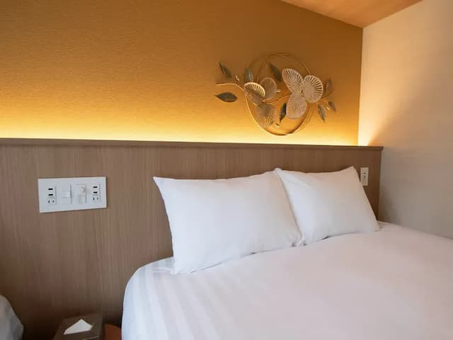 【A09,10（ベッドルーム）】枕元にコンセントとUSBポートを完備しており便利