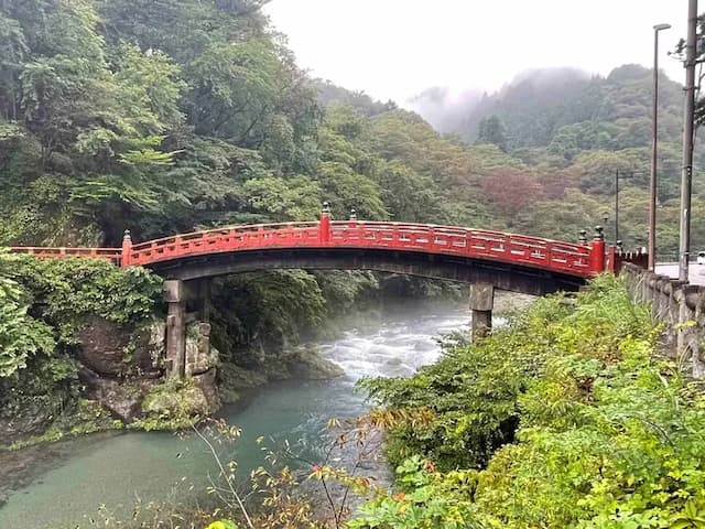 【日光二荒山神社・神橋】日光の表玄関を飾る橋。国の重要文化財に指定されています