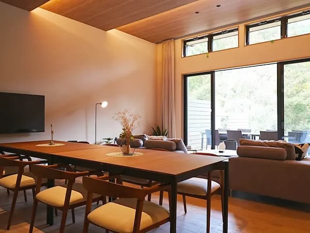 【A08（アルモニア／リビングダイニング】木の風合いを大切にした開放的な空間です