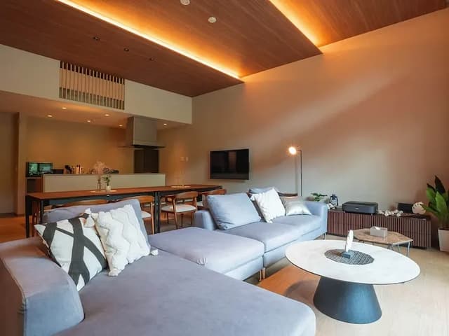 【A08（アルモニア／ダイニングキッチン】開放感のあるオープンキッチンとモダンなインテリア