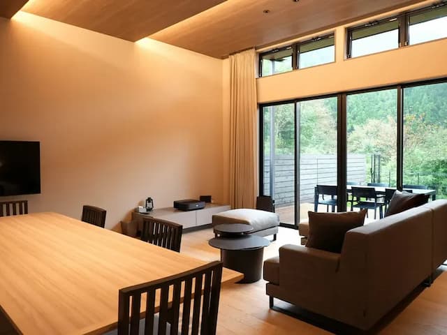 【A07 （ADA／リビングダイニング）】窓の外には、日光の豊かな自然の風景が広がります