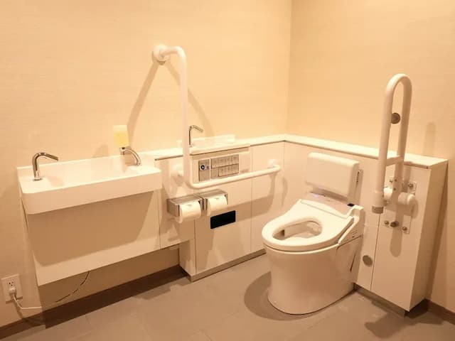 【A07 （ADA／トイレ）】ユニバーサルデザインのトイレ。車いすでも安心してご利用頂けます