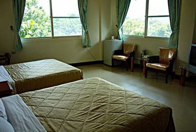 Peak Forest Villa-Family six person room-4