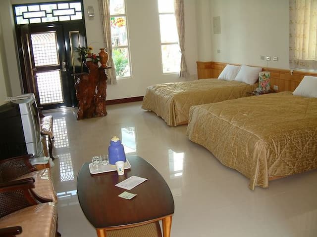 Peak Forest Villa-Family six person room-3