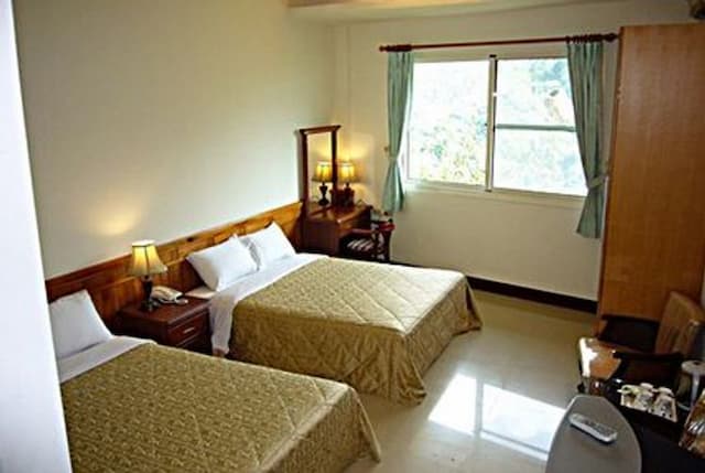 Peak Forest Villa-Family six person room-2