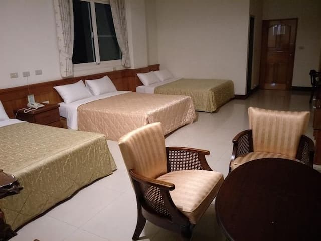 Peak Forest Villa-Family six person room-9