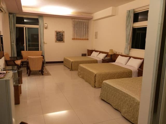 Peak Forest Villa-Family six person room-7