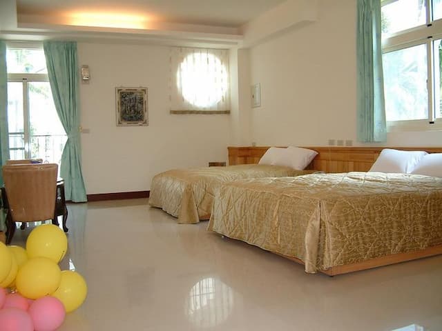 Peak Forest Villa-Family six person room-1