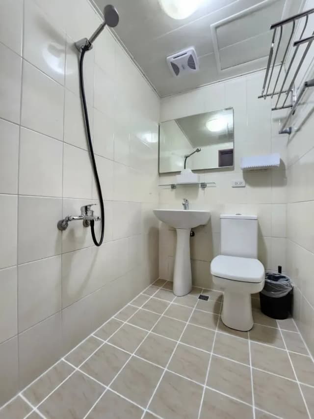 ❤一中安心租屋社❤有統編收據-大間122號雙人房【需走1層樓梯】●窗戶面向住宿區露天走廊-11