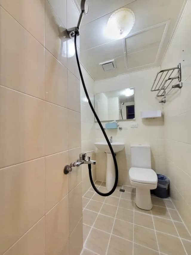 ❤一中安心租屋社❤有統編收據-大間星空2號雙人房【需走1層樓梯】●窗戶面向住宿區露天走廊-10