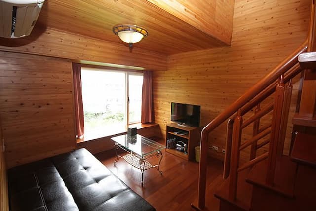 湖水映渡假民宿-原木四人房-2