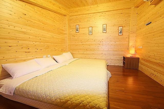 湖水映渡假民宿-原木四人房-1