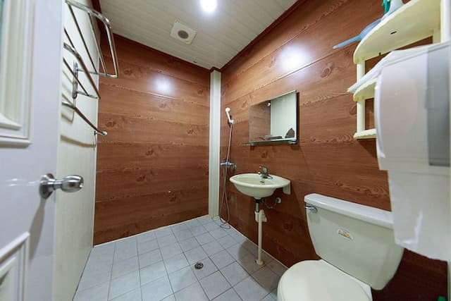 小屋四人房衛浴