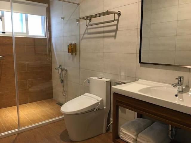 免治馬桶、乾濕分離，毛巾都是Jenny用過覺得舒服的材質喔