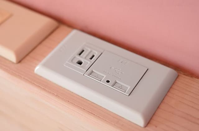 藍色雙人房 | 便利插座