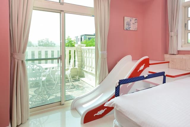 紅色雙人房 | 房間一隅