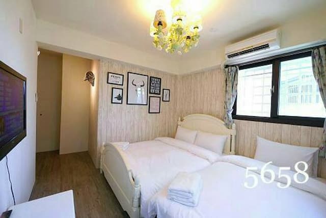 Feng Chia. Music Mu Lè mù-Theme Triple Room (Do not pick the room)-3