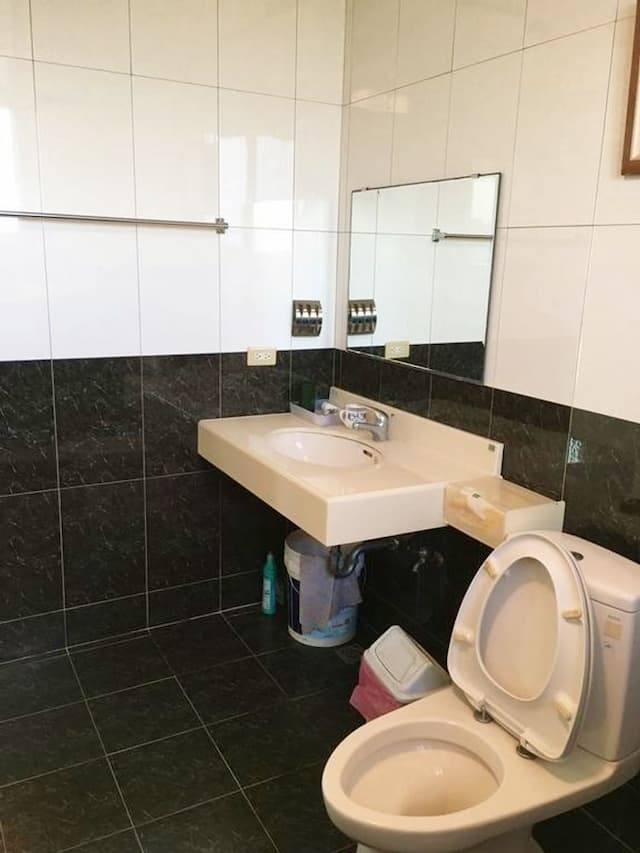 Manor-Standard Double Room - Private external bathroom-6