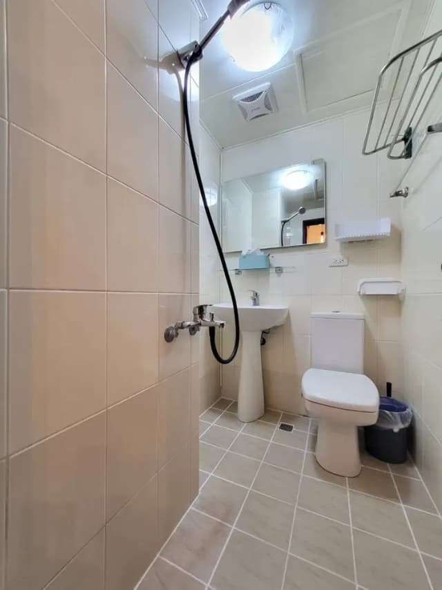 ❤一中安心租屋社❤有統編收據-大間4A雙人房【需走1層樓梯】●窗戶面向住宿區露天走廊-10