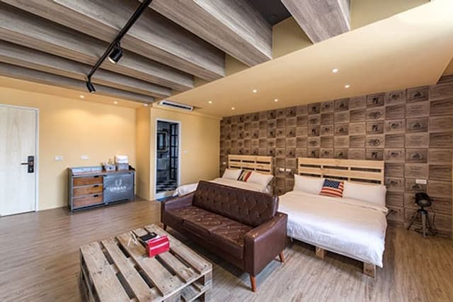 Dutch design space-American retro quadruple room-1