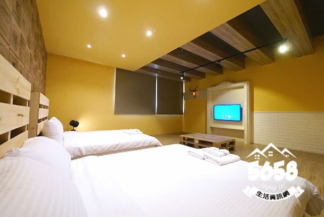 Dutch design space-American retro quadruple room-9