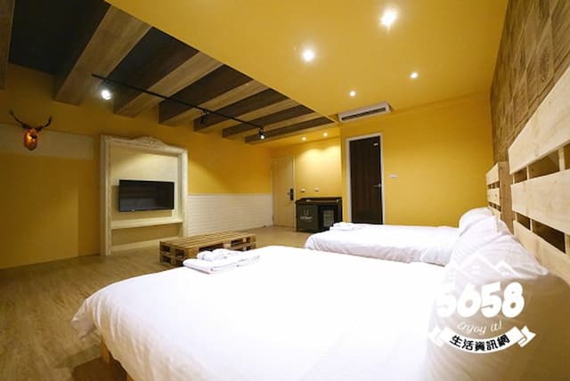 Dutch design space-American retro quadruple room-7