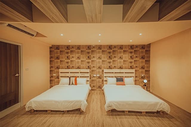 Dutch design space-American retro quadruple room-5