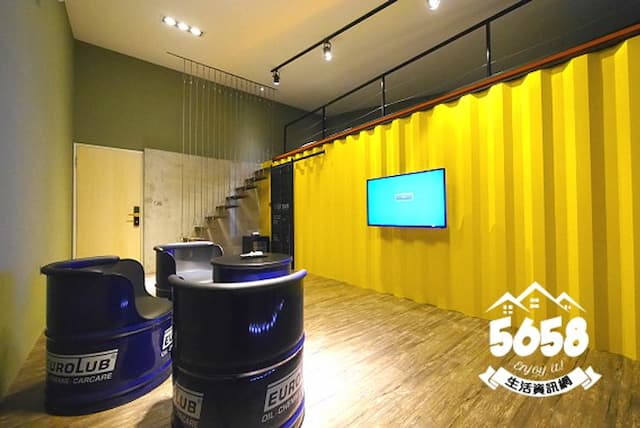 Dutch design space-Four-room container house-10