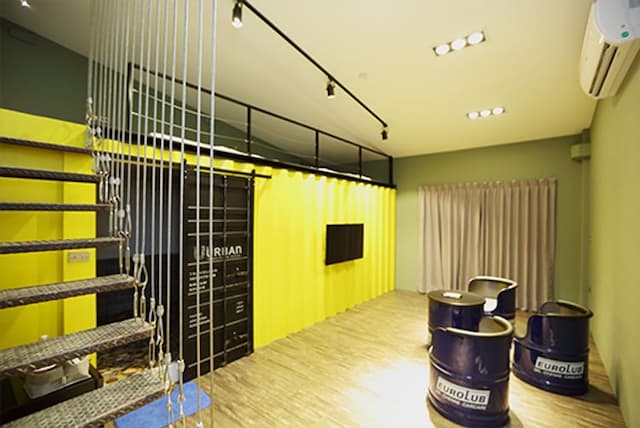 Dutch design space-Four-room container house-6