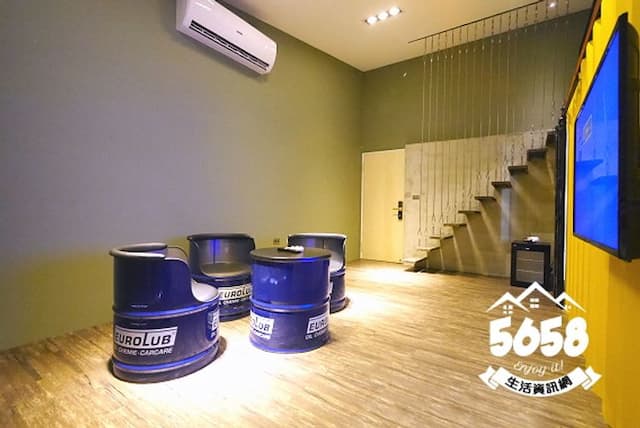 Dutch design space-Four-room container house-11