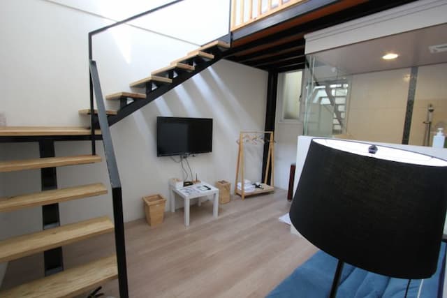 Windhouse-Magenta wind Suzuki (floor of the building features room type)-5