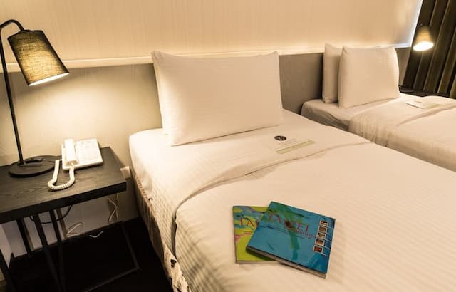 凡登東棧商務旅店-豪華雙床房-5