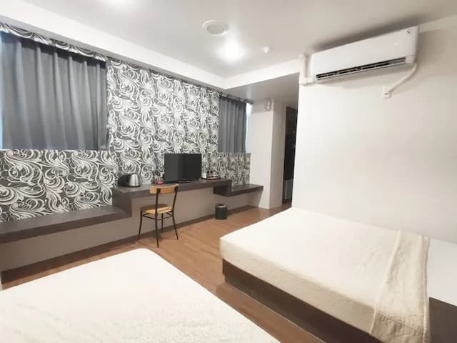 Royal Business Hotel-Triple Suite (1 King + 1 Small Bed)-2