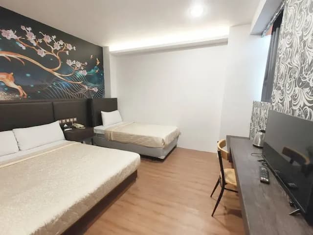 Royal Business Hotel-Triple Suite (1 King + 1 Small Bed)-1