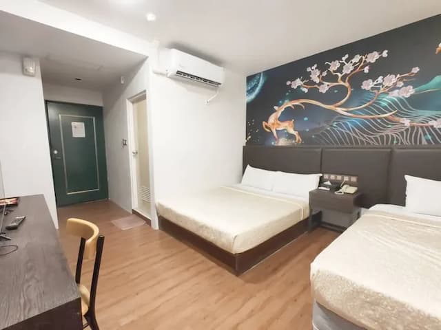 Royal Business Hotel-Triple Suite (1 King + 1 Small Bed)-3