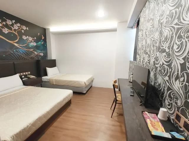 Royal Business Hotel-Triple Suite (1 King + 1 Small Bed)-5